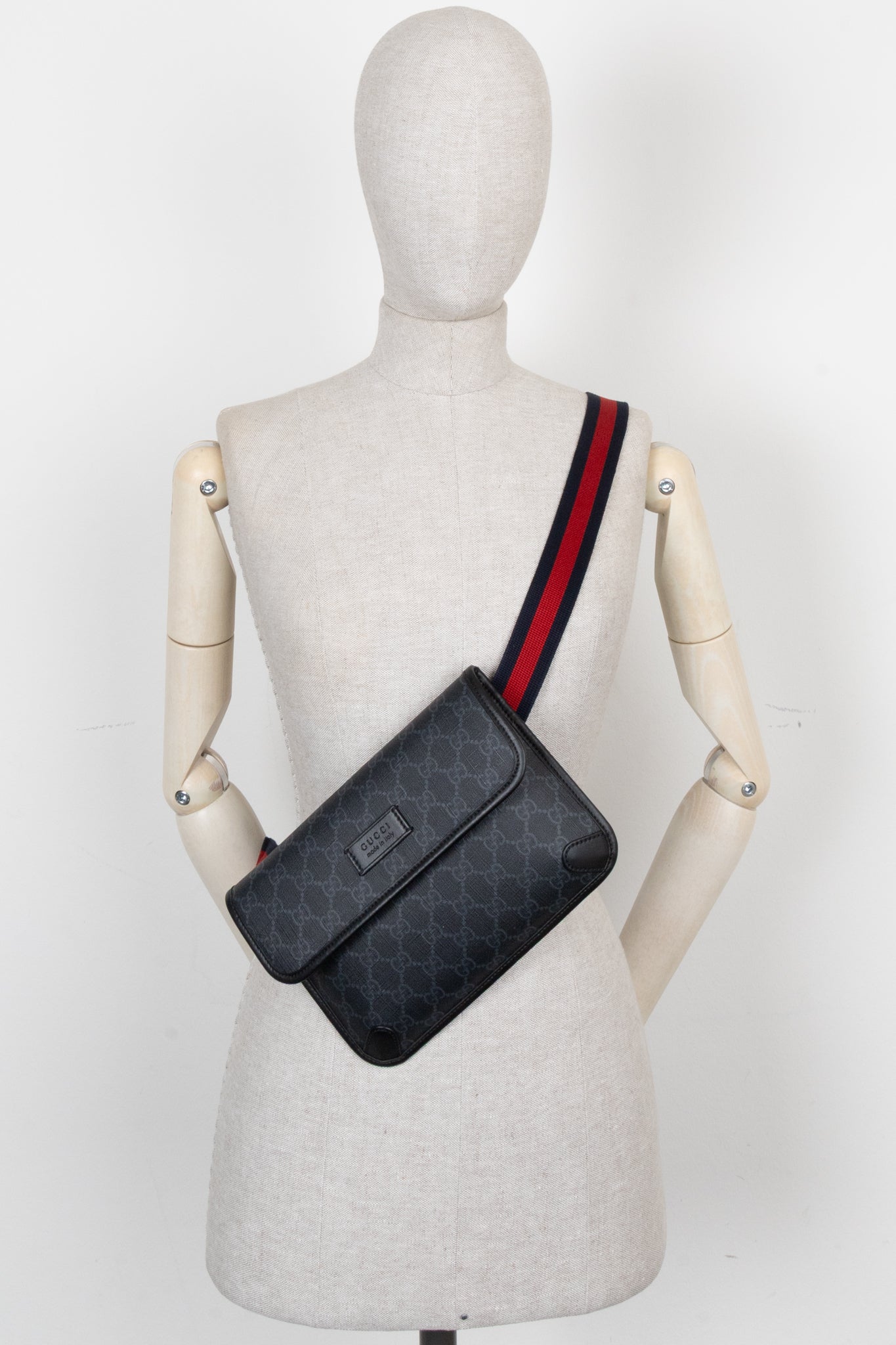 GUCCI Supreme Canvas Belt Bag Black