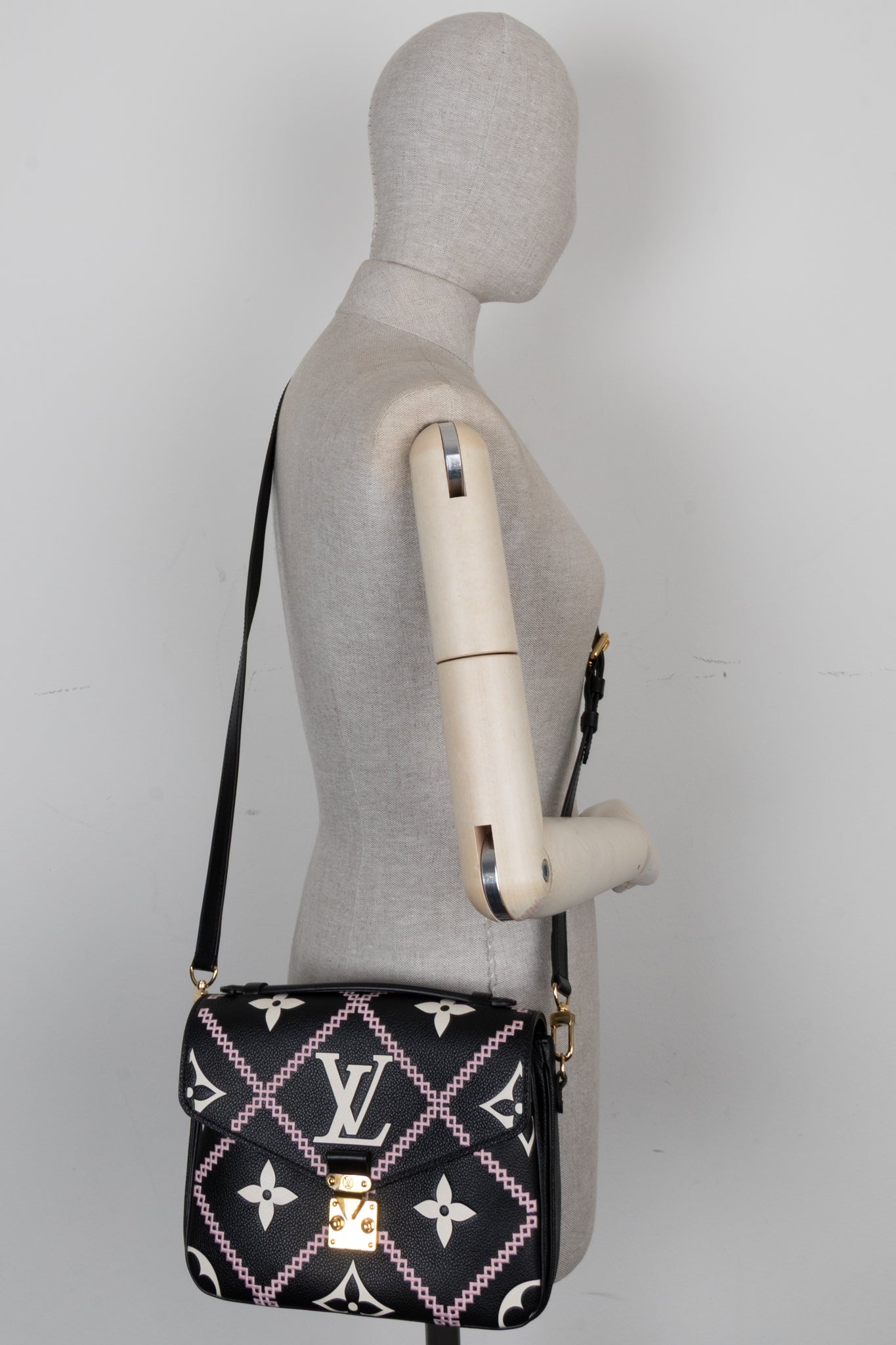 LOUIS VUITTON Pochette Metis Giant Broderies Empreinte Black