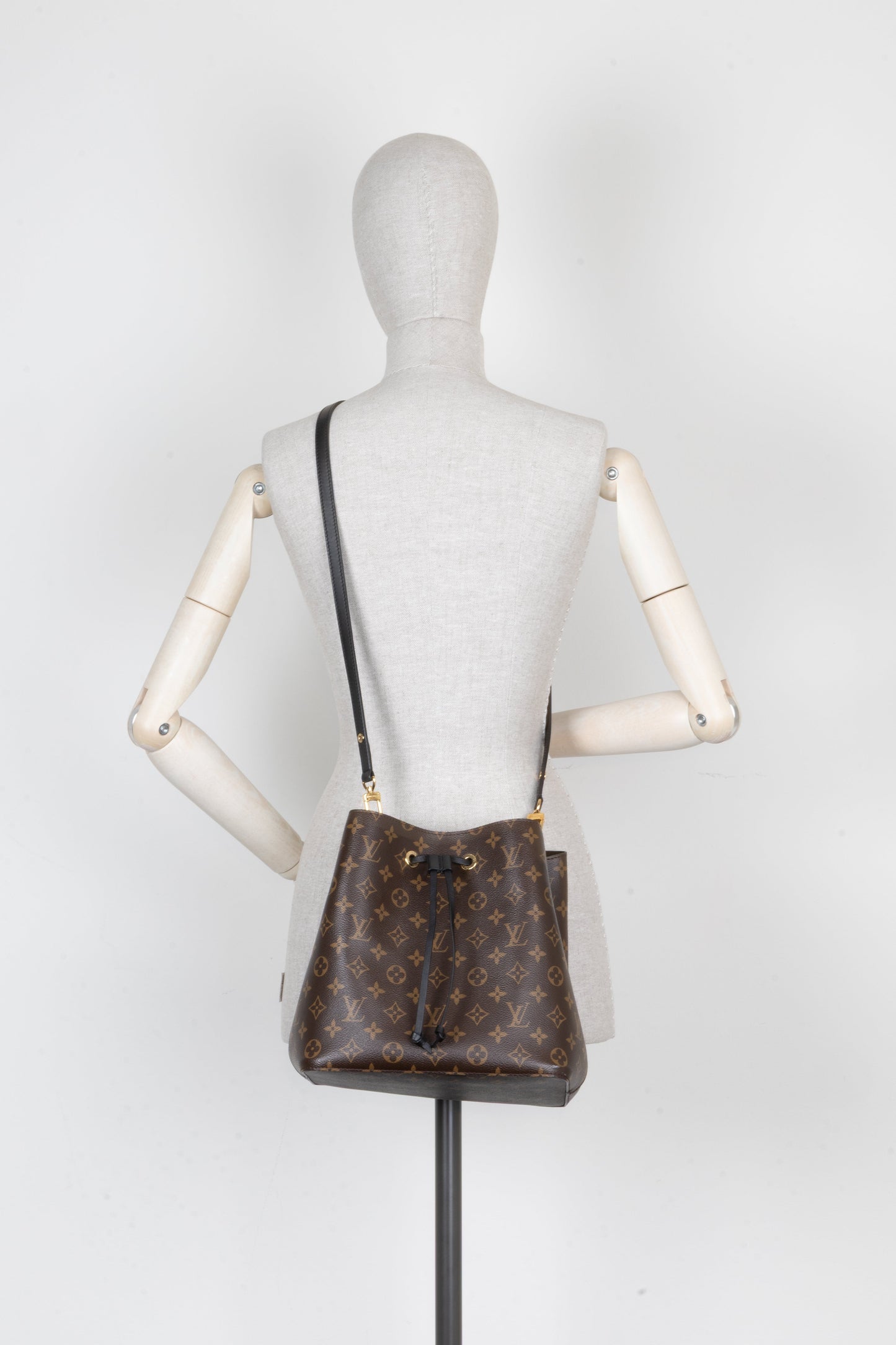 LOUIS VUITTON Neo Noe Canvas MNG Black