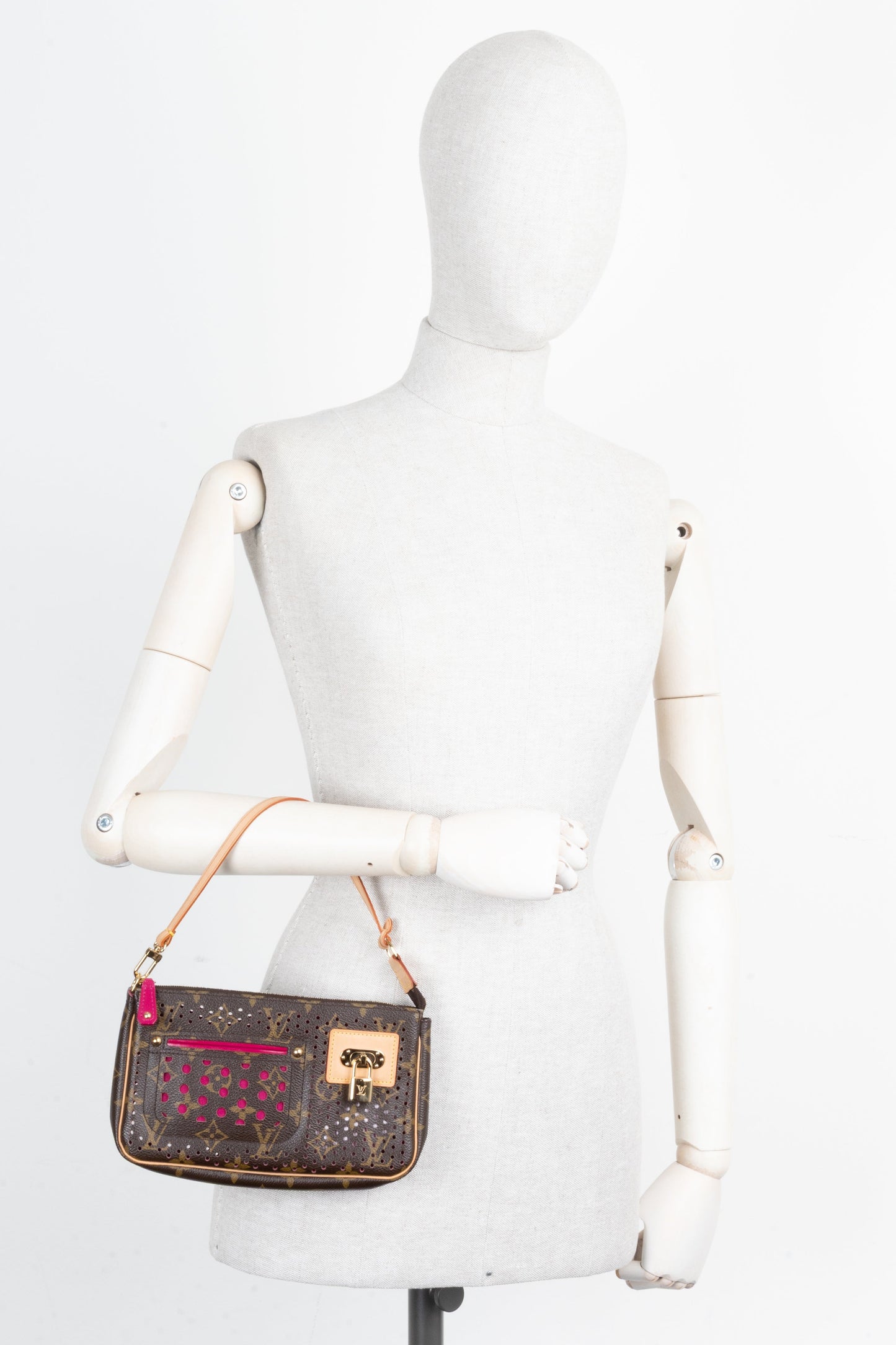 LOUIS VUITTON Pochette Accessoires Perforated MNG Pink