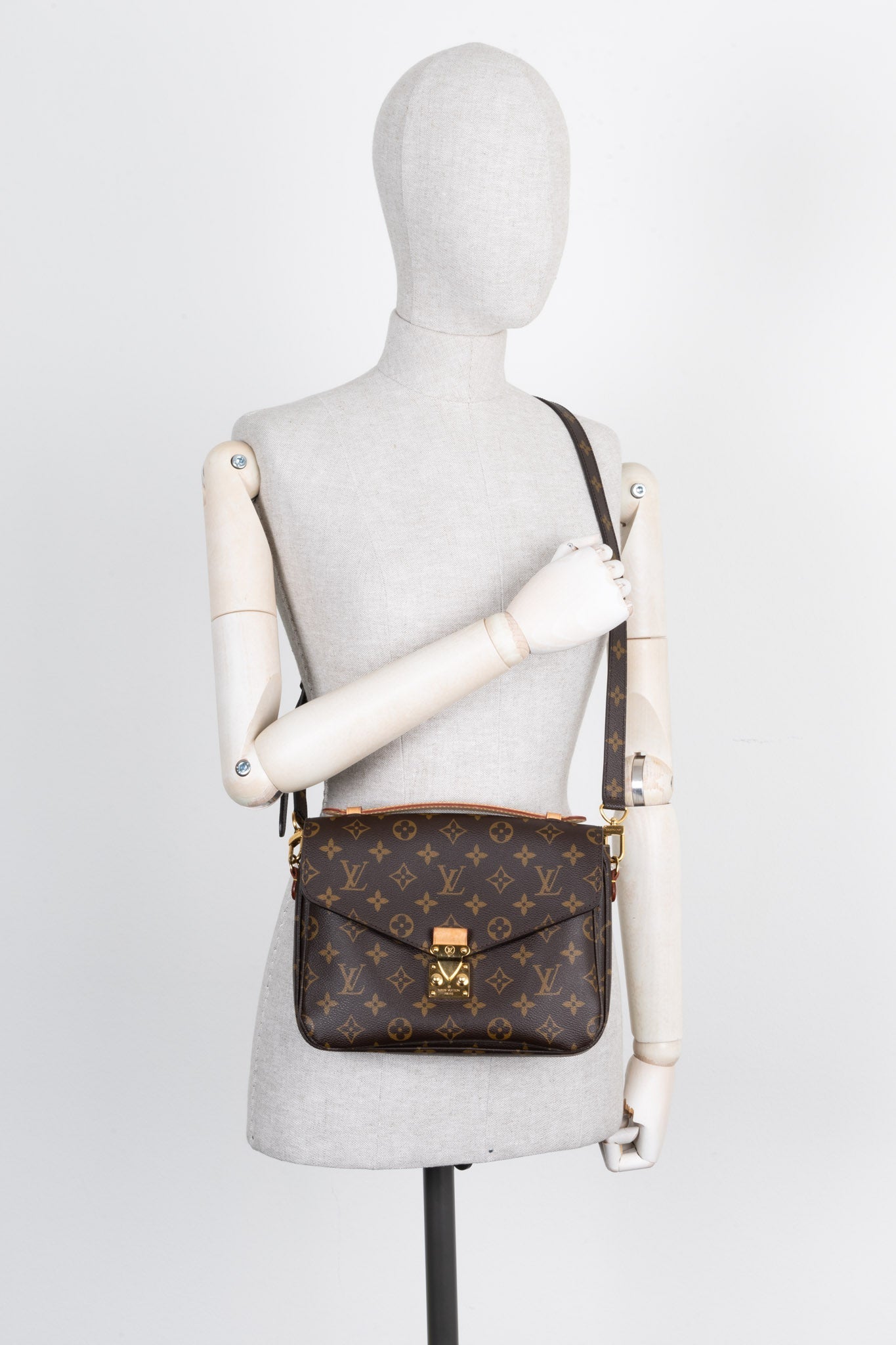 LOUIS VUITTON Pochette Metis MNG
