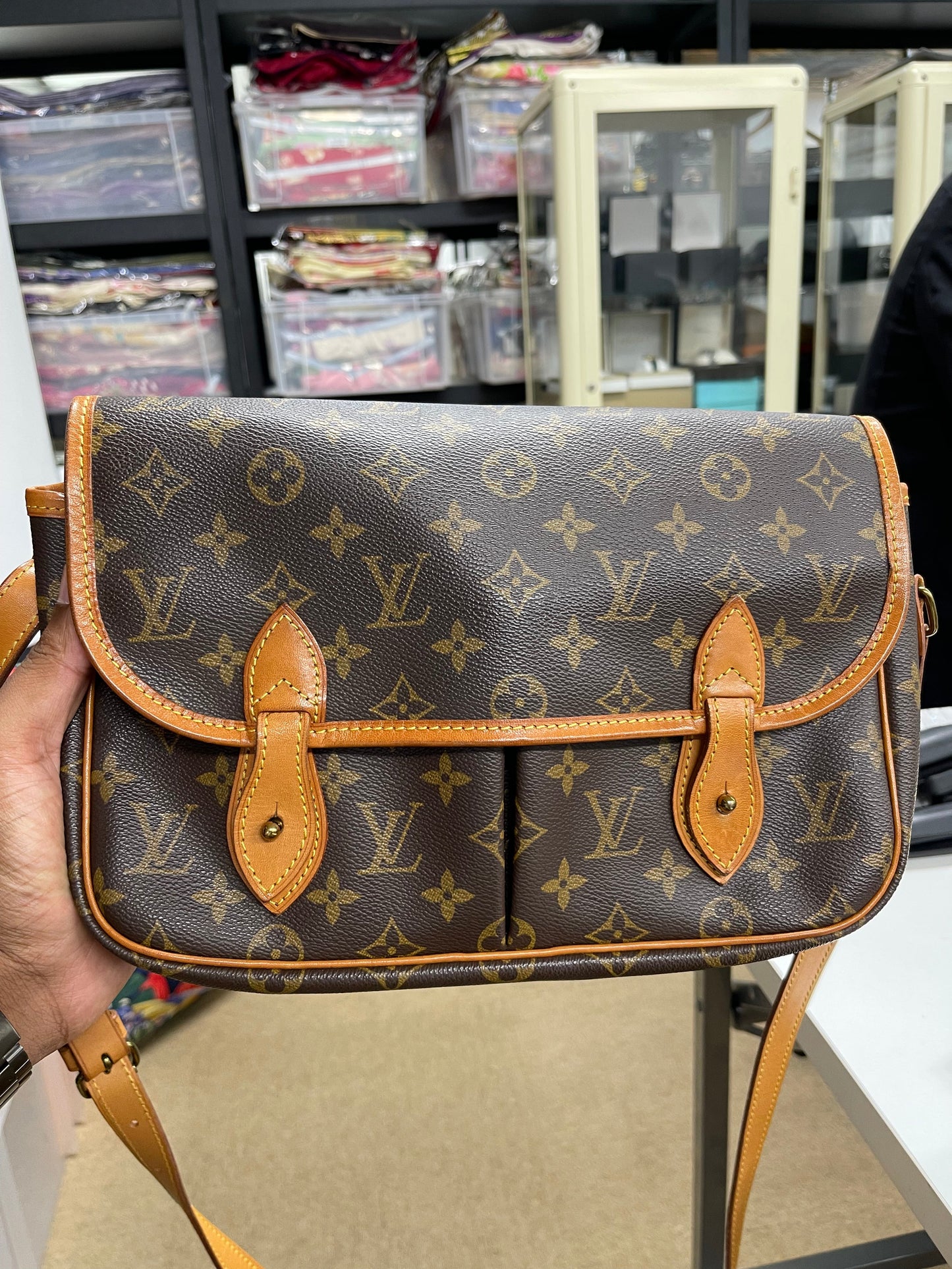 Louis vuitton, 2Gucci bags
