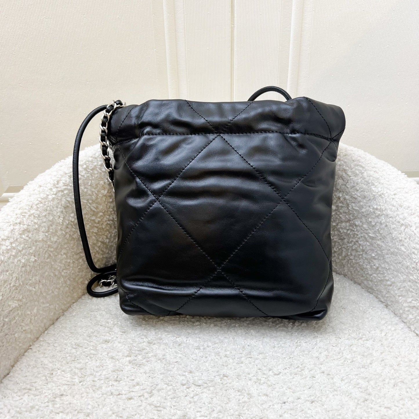 [Un - Full set - 2024] Chanel 22 Mini Hobo Handbag in Black Shiny Calfskin and SHW