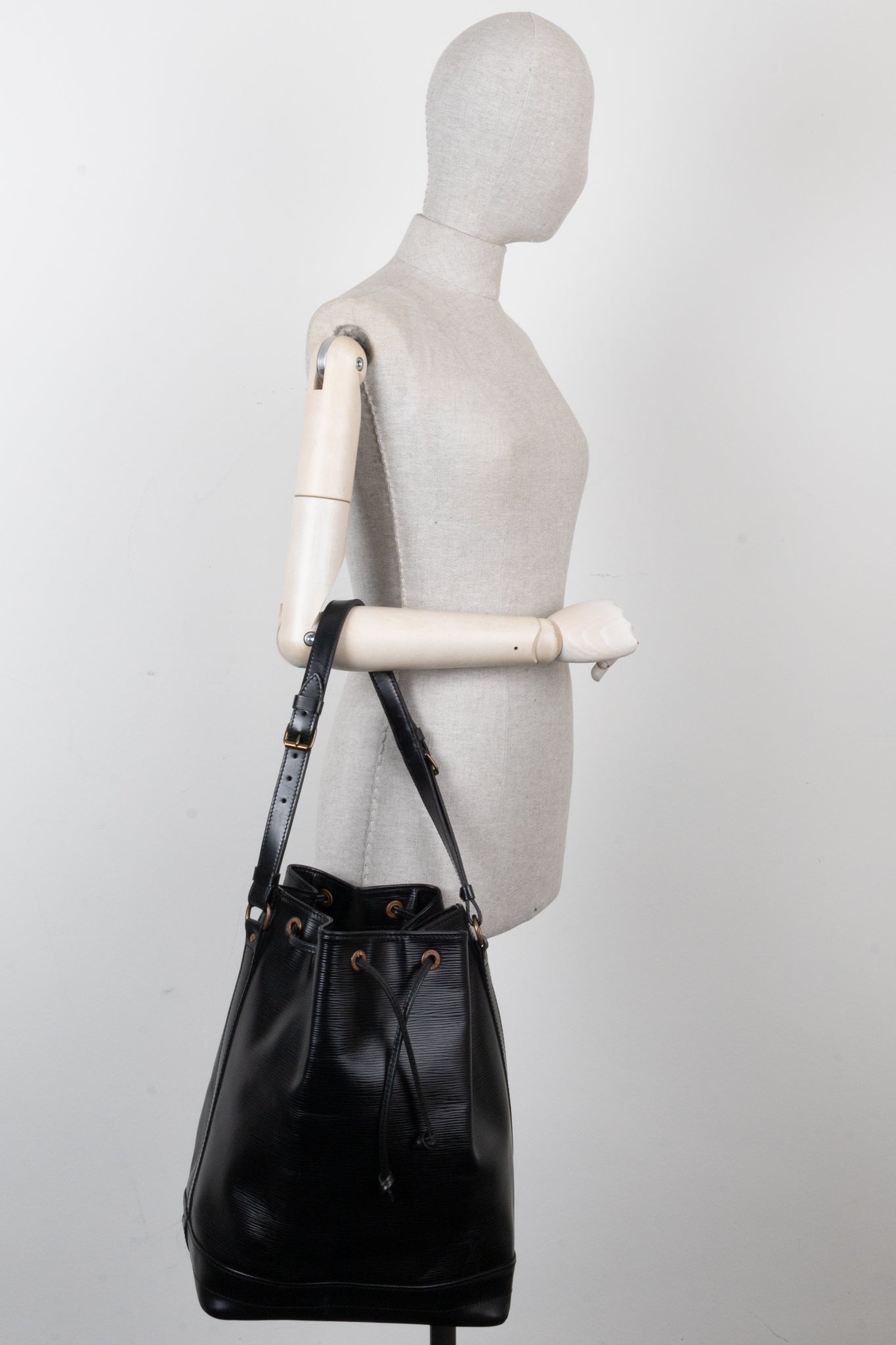 LOUIS VUITTON Grand Sac Noe Epi Black