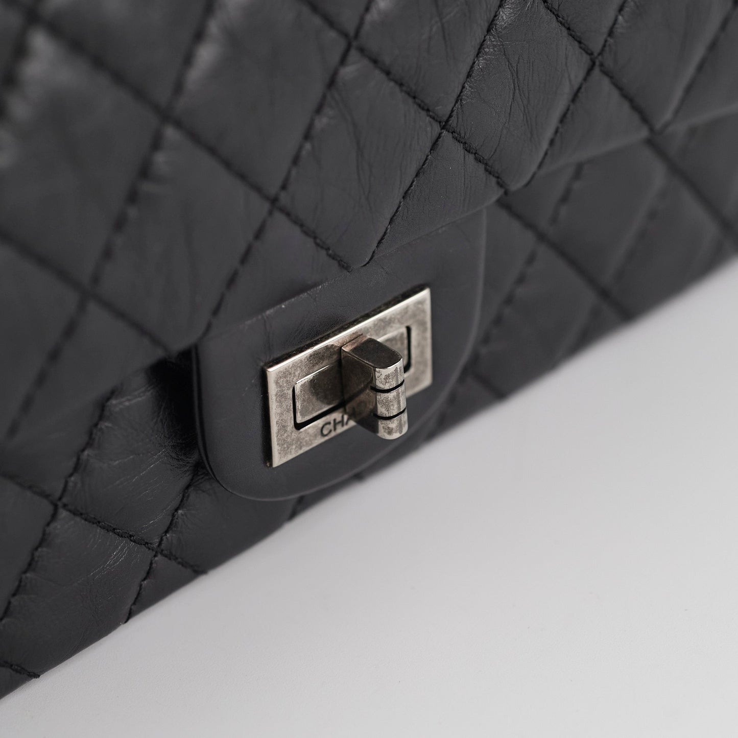 HOLD CV Chanel Reissue 225 Calfskin Black
