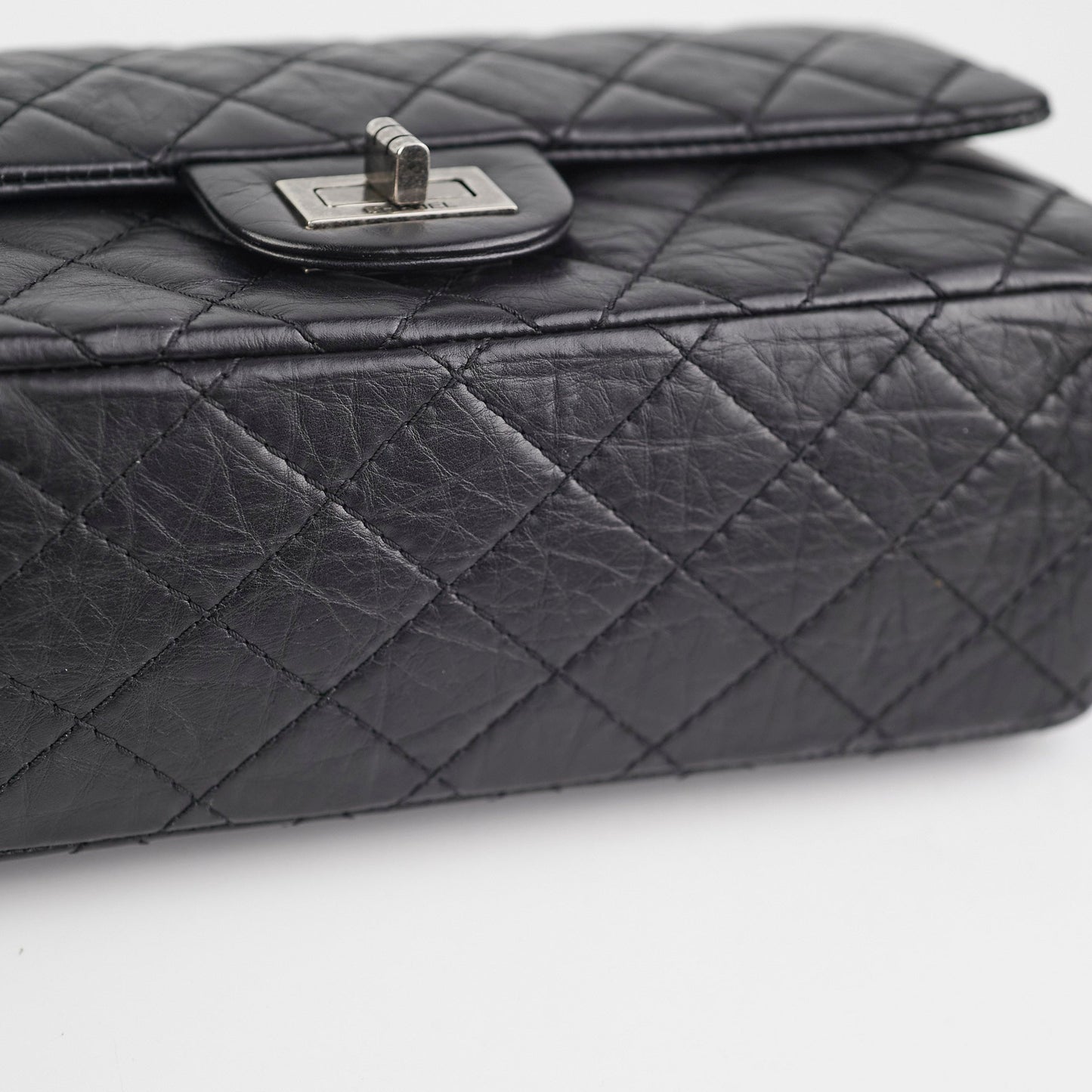 HOLD CV Chanel Reissue 225 Calfskin Black