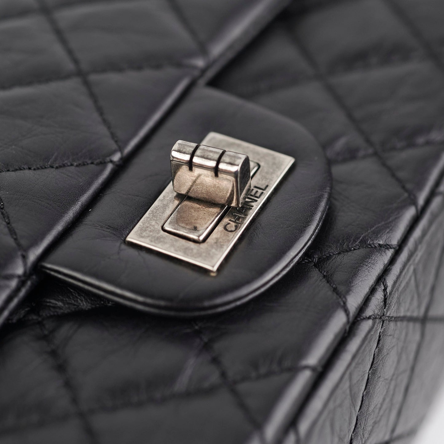 HOLD CV Chanel Reissue 225 Calfskin Black