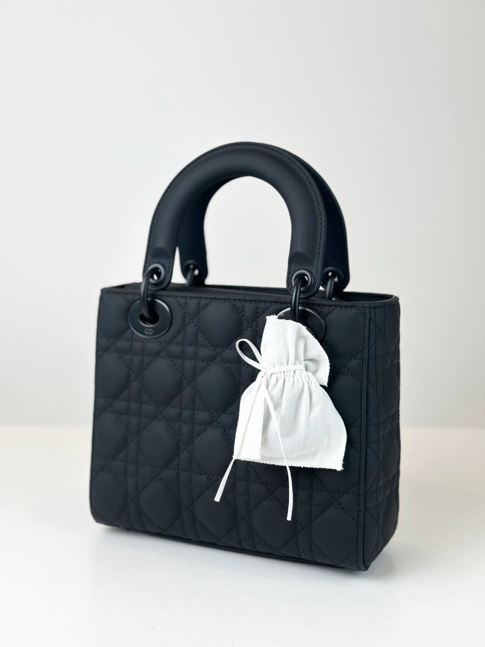 DIOR LADY DIOR MEDIUM BLACK GRAINED CANNAGE CALFSKIN HANDBAG WITH STRAP