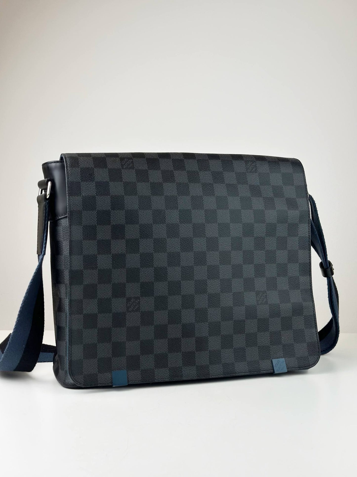 LOUIS VUITTON DAMIER GRAPHITE DISTRICT MM BLACK MESSENGER BAG