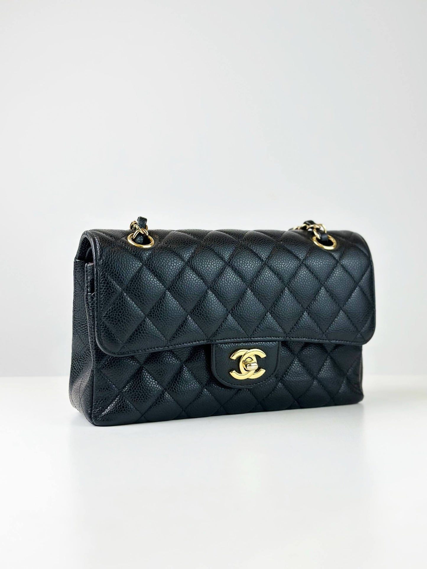 CHANEL CLASSIC FLAP CAVIAR BLACK MEDIUM SHOULDER BAG GHW