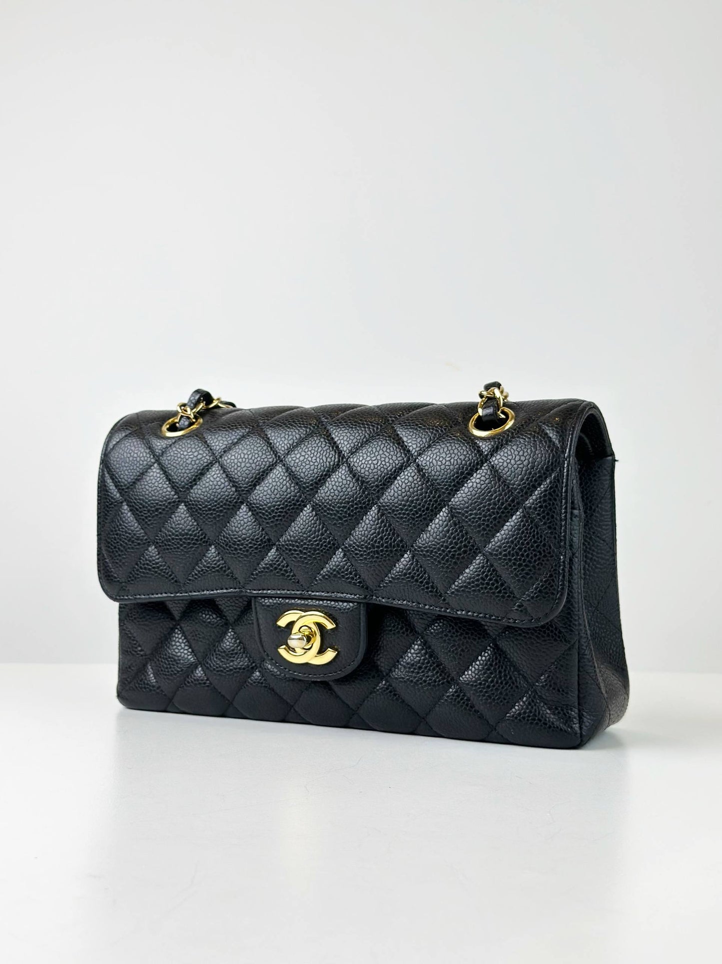 CHANEL CLASSIC FLAP CAVIAR BLACK MEDIUM SHOULDER BAG GHW