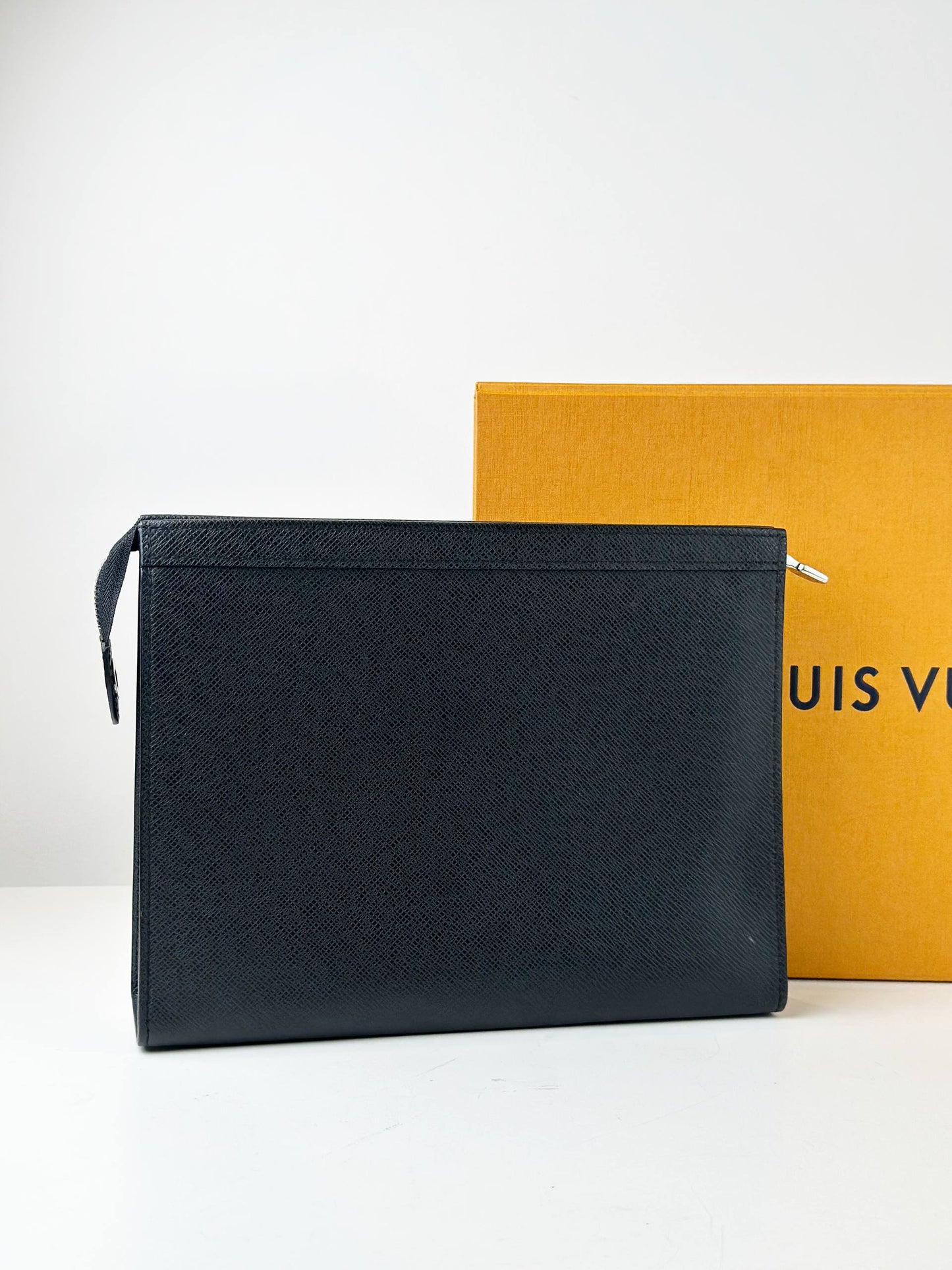 LOUIS VUITTON TAIGA POCHETTE VOYAGE MM CLUTCH BAG