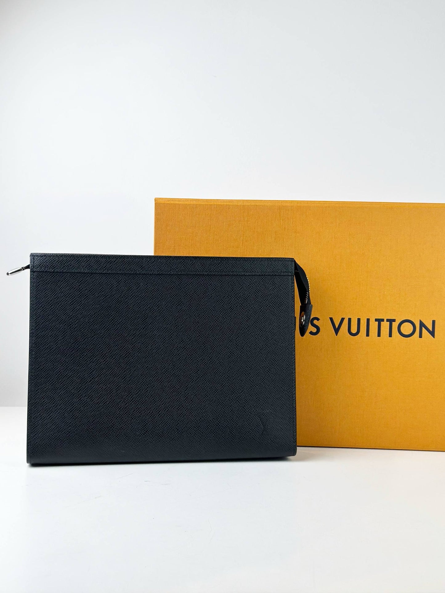 LOUIS VUITTON TAIGA POCHETTE VOYAGE MM CLUTCH BAG