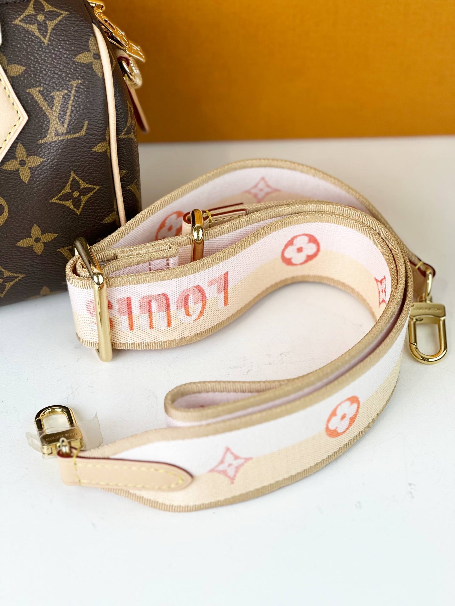 LOUIS VUITTON SPEEDY BANDOULIERE 20 MONOGRAM TOP HANDLE BAG WITH BEIGE PINK STRAP