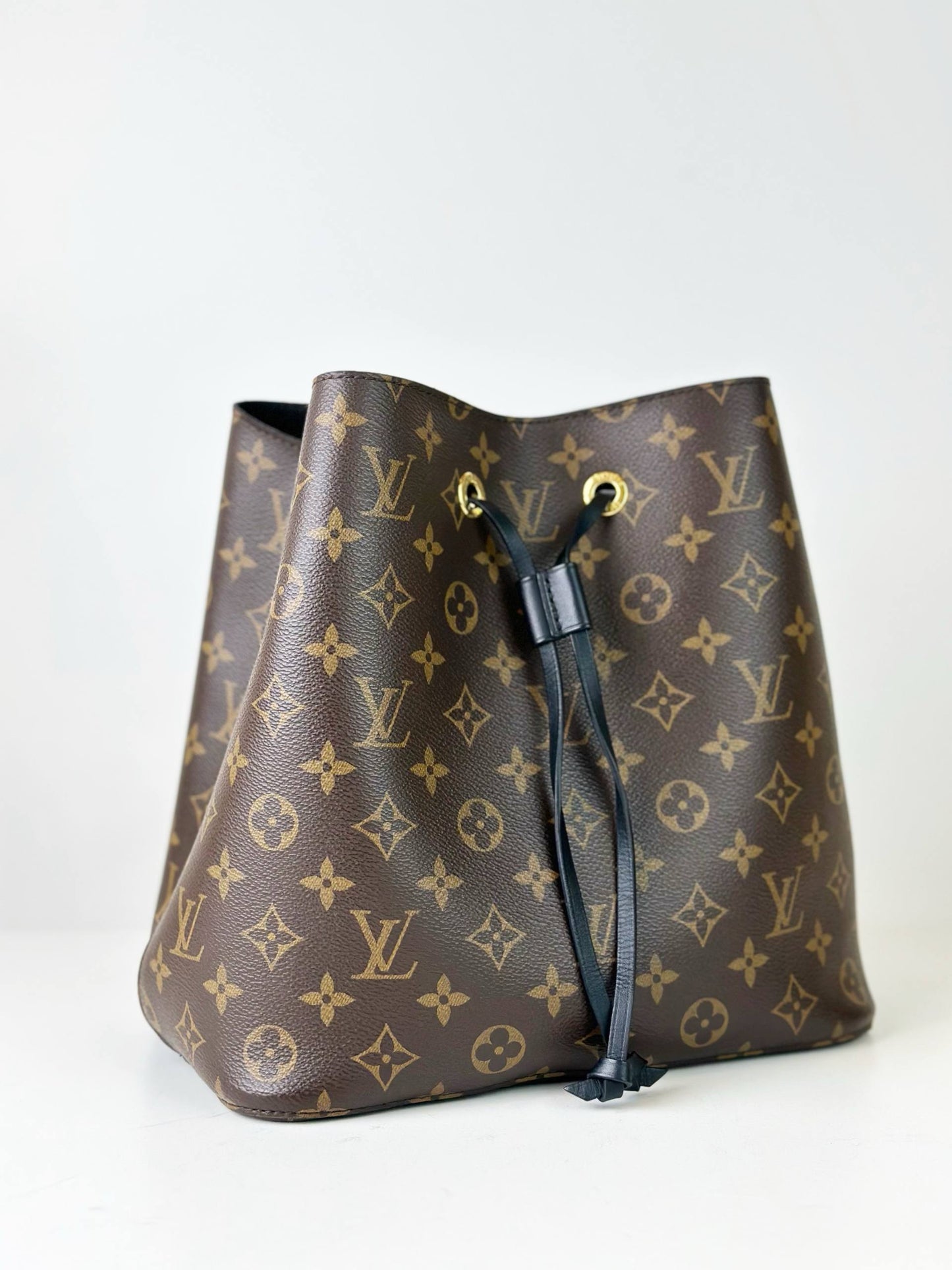 LOUIS VUITTON NEONOE MM MONOGRAM BLACK BUCKET BAG