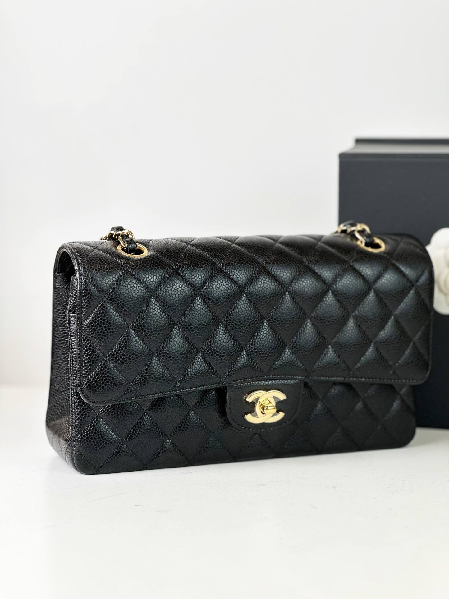 CHANEL CLASSIC FLAP CAVIAR BLACK MEDIUM SHOULDER BAG GHW