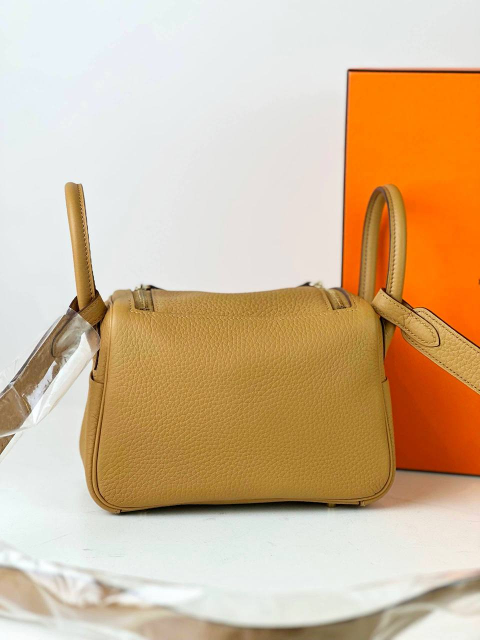 HERMES MINI LINDY BISCUIT TAURILLON CLEMENCE LEATHER CROSSBODY BAG GHW