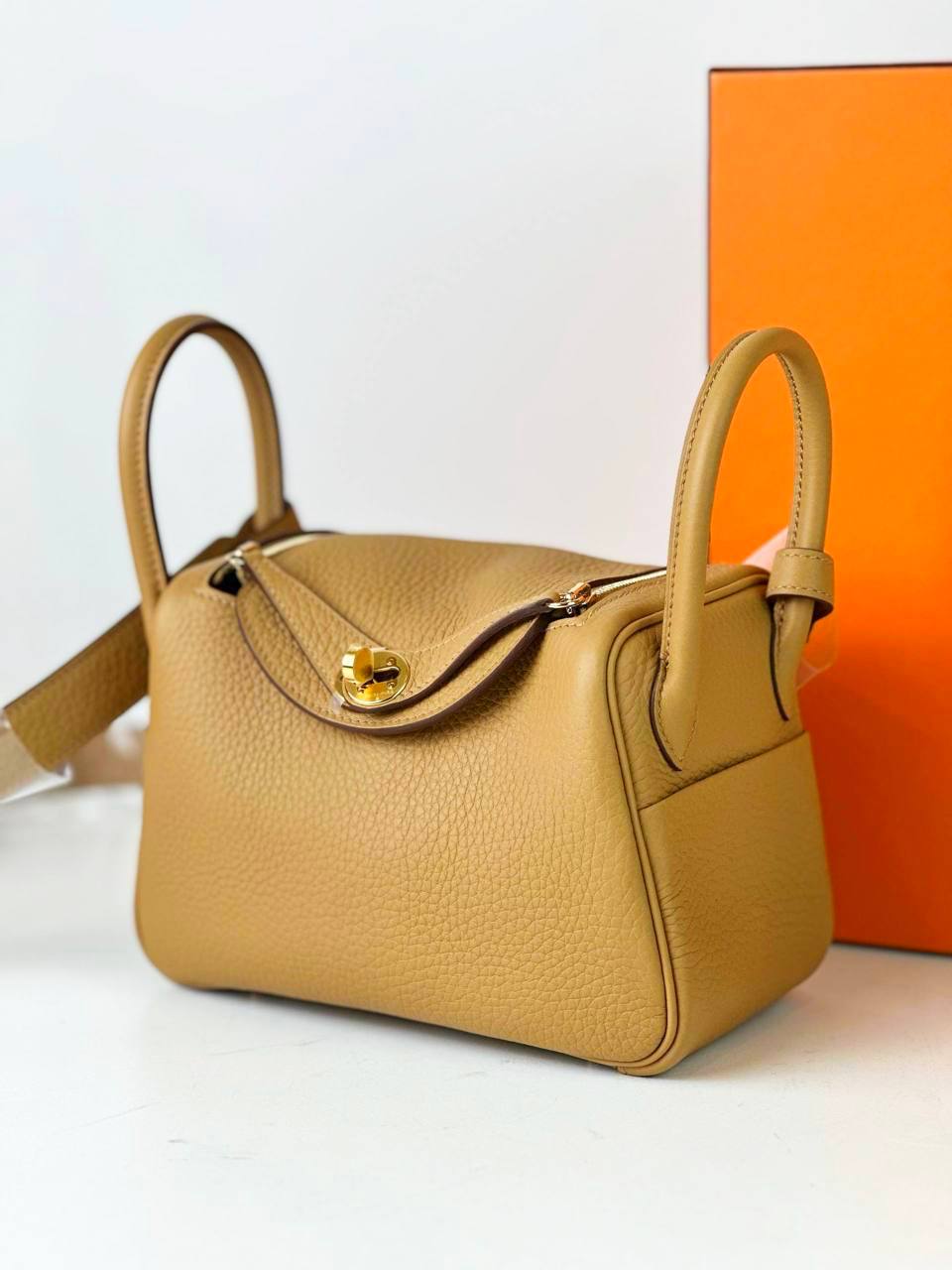 HERMES MINI LINDY BISCUIT TAURILLON CLEMENCE LEATHER CROSSBODY BAG GHW