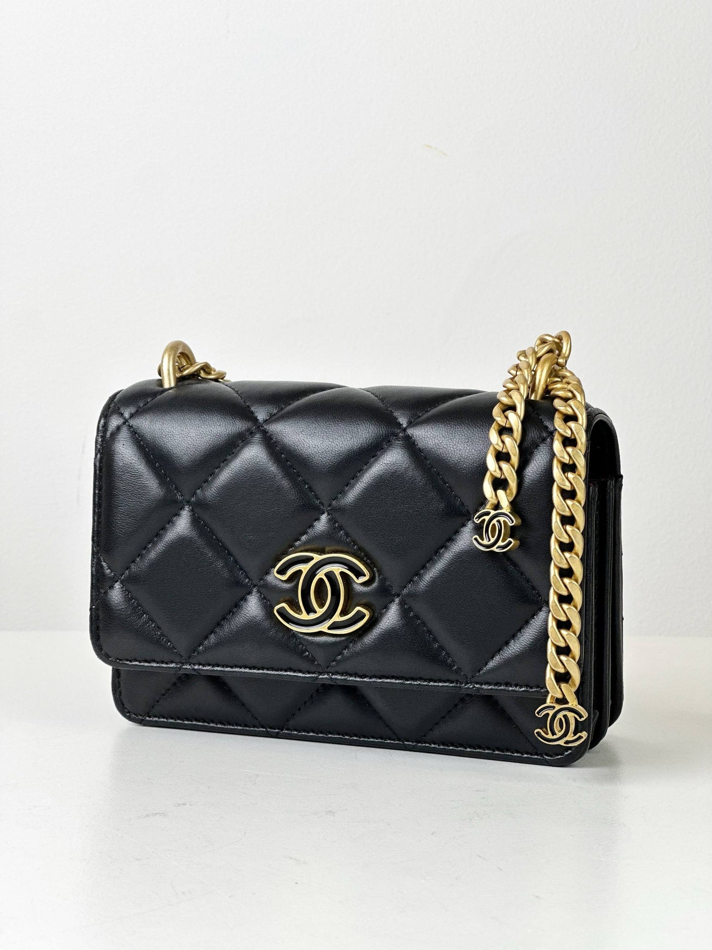 CHANEL QUILTED PENDING CC BLACK CROSSBODY BAG