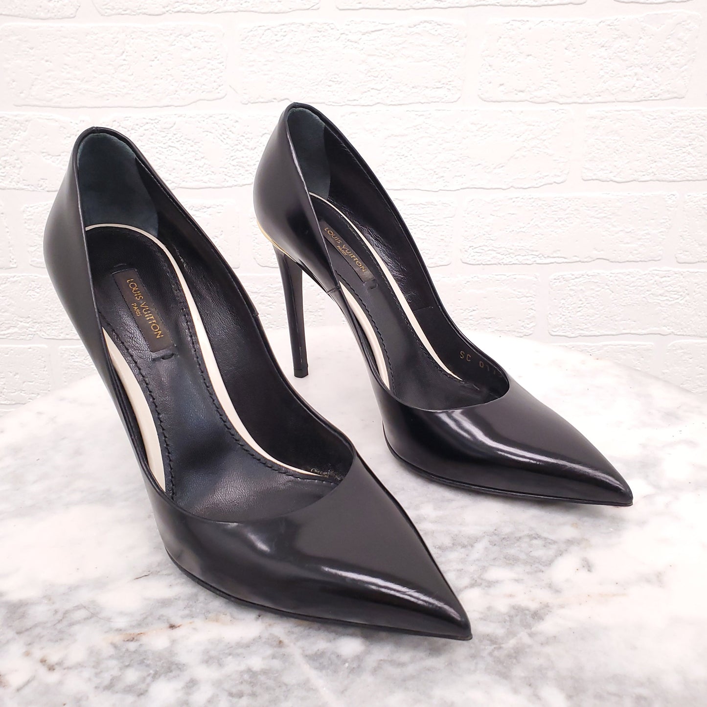 LOUIS VUITTON BLACK HEELS WITH GOLD LOGO DETAIL - SIZE 38