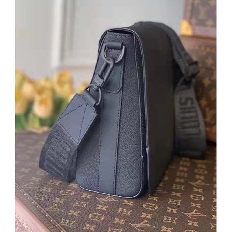 Louis Vuitton LV Aerogram Messenger Black Grained Calf Cowhide Leather Textile Lining Handbag