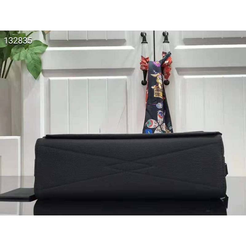 Louis Vuitton LV Unisex Aerogram Messenger Black Grained Calf Cowhide Leather Handbag