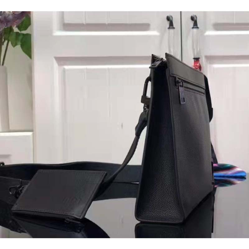Louis Vuitton LV Unisex Messenger Voyage Black Aerogram Cowhide Leather Textile Lining Handbag