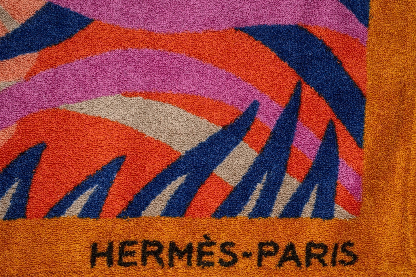 Hermes Tigre a l'Ananas Beach Towel