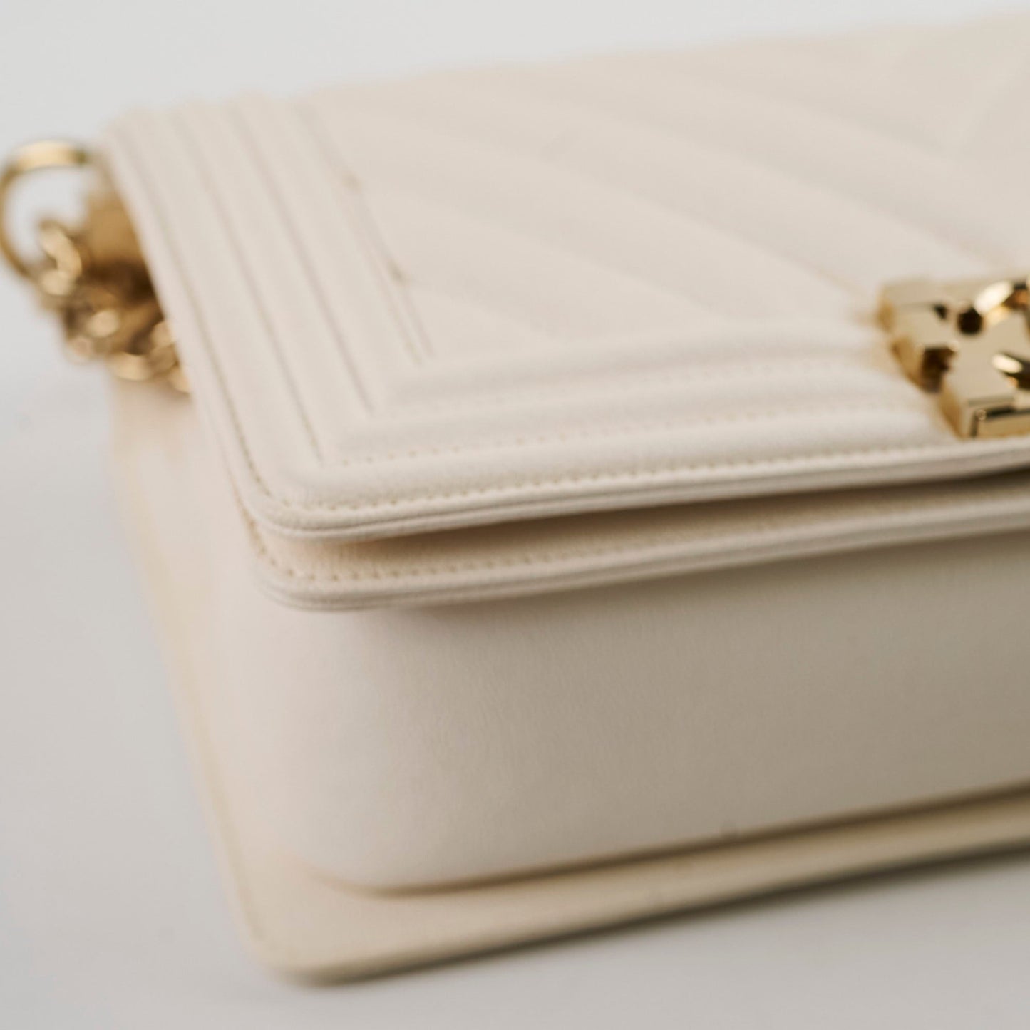 Chanel Old Medium Boy Chevron White Caviar - Series 29