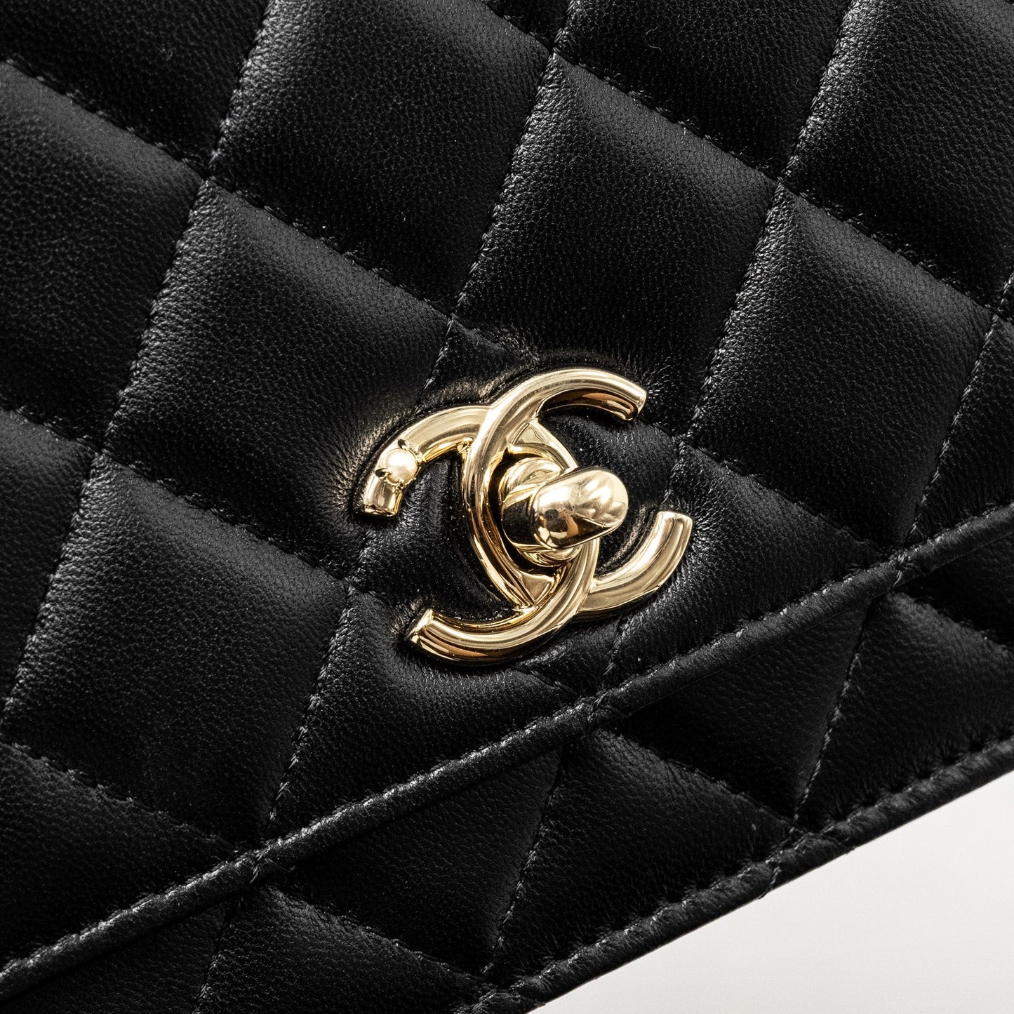 Chanel Pearl Detailed Top Handel Wallet On Chain Lambskin Black L (Microchip)
