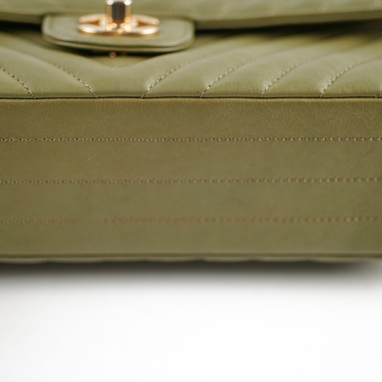 Chanel Chevron M/L Classic Flap Khaki22394 Chanel Chevron M/L Classic Flap Khaki