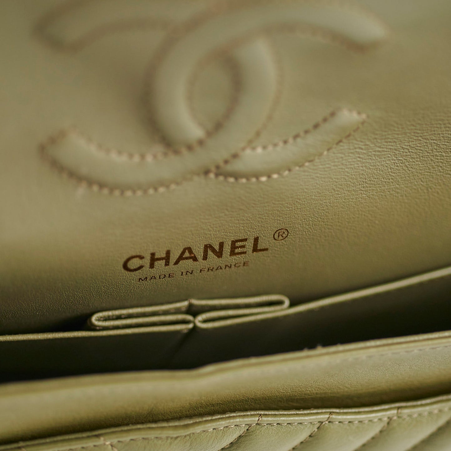 Chanel Chevron M/L Classic Flap Khaki22394 Chanel Chevron M/L Classic Flap Khaki