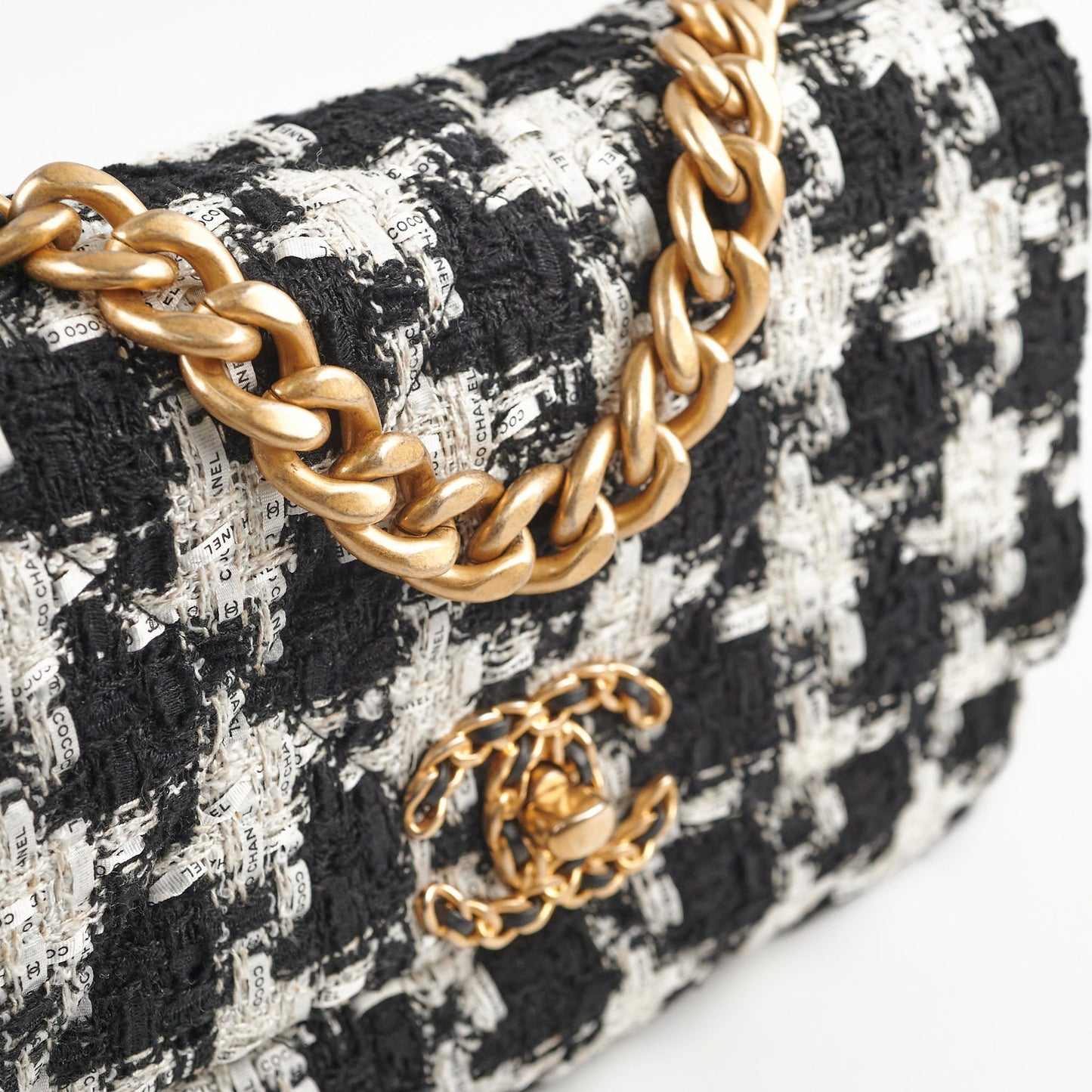 Chanel 19 Tweed Medium 2020