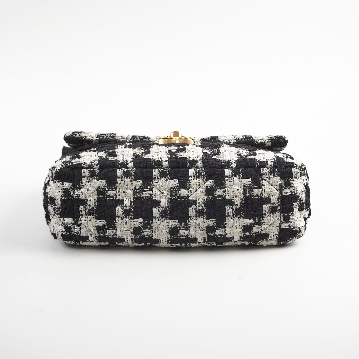 Chanel 19 Tweed Medium 2020