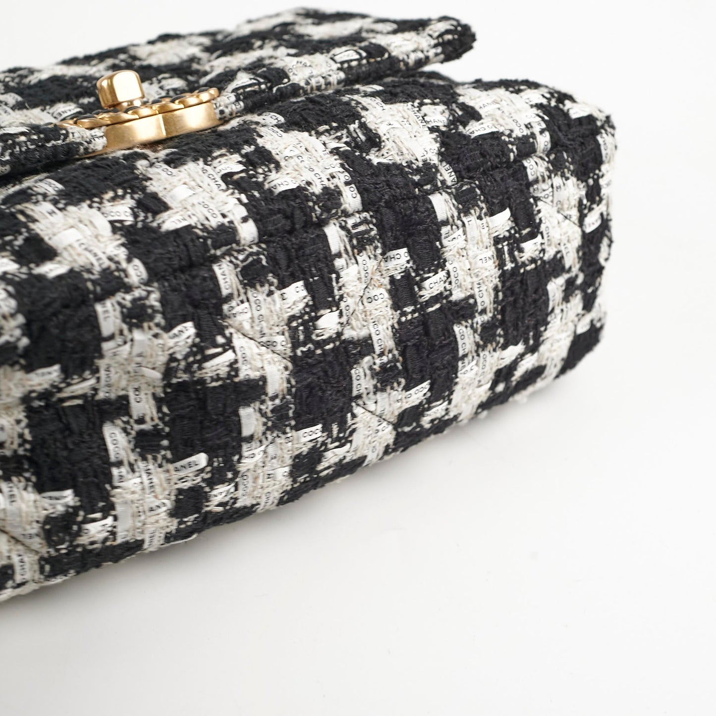 Chanel 19 Tweed Medium 2020