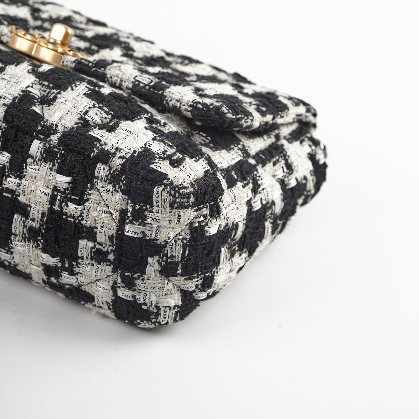 Chanel 19 Tweed Medium 2020