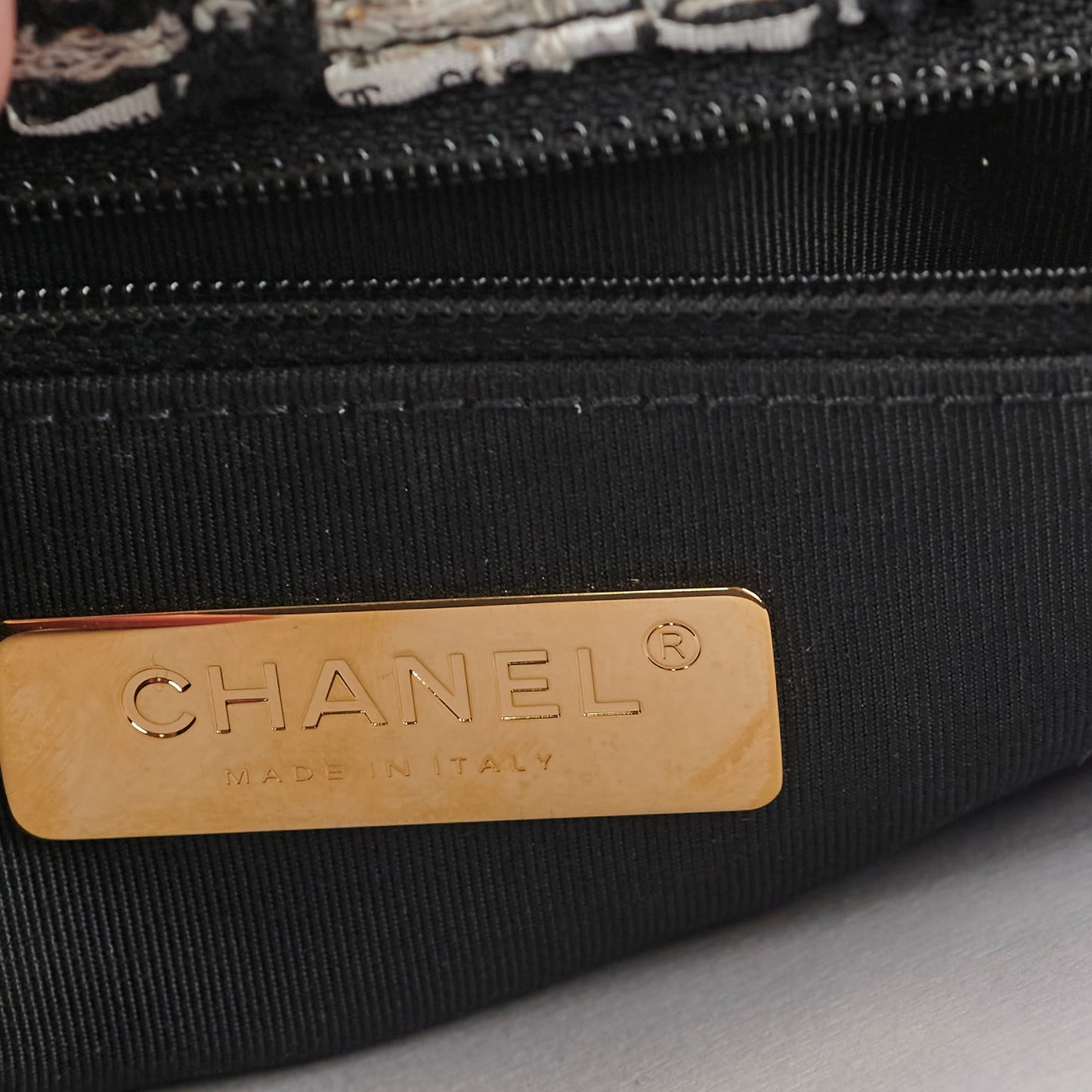 Chanel 19 Tweed Medium 2020