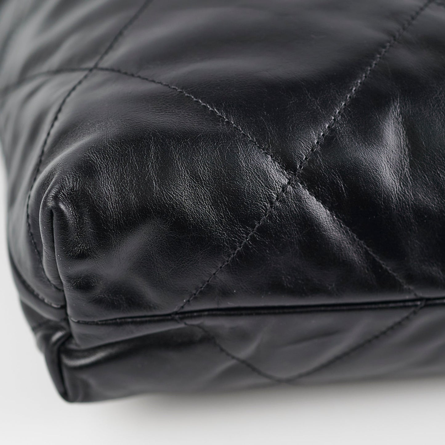 HOLD CV Chanel 22 So Black Medium Calfskin Handbag