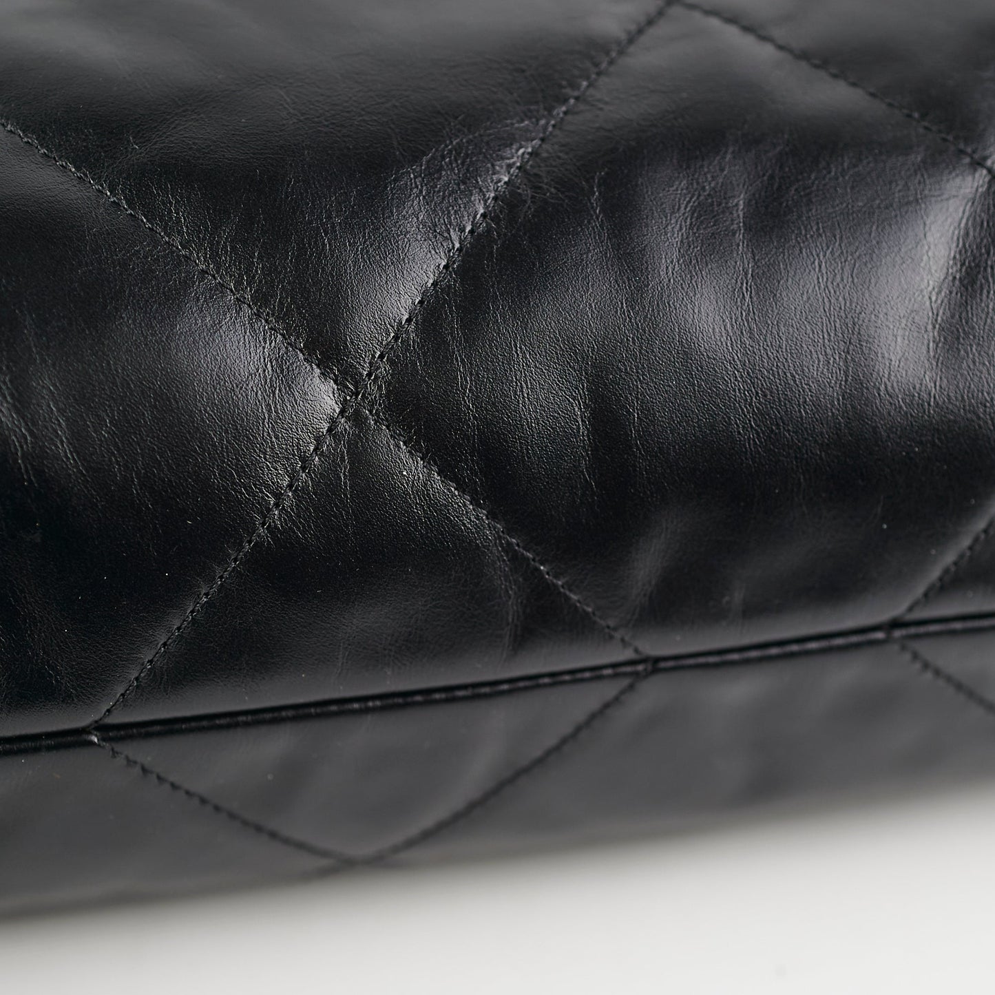 HOLD CV Chanel 22 So Black Medium Calfskin Handbag