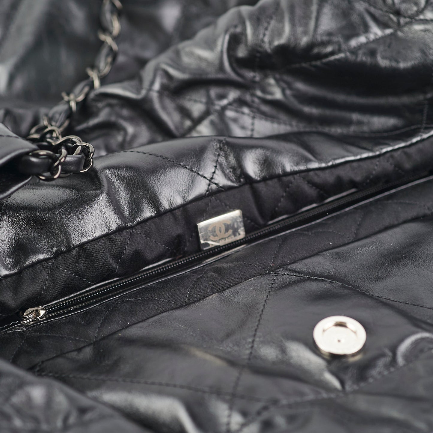 HOLD CV Chanel 22 So Black Medium Calfskin Handbag