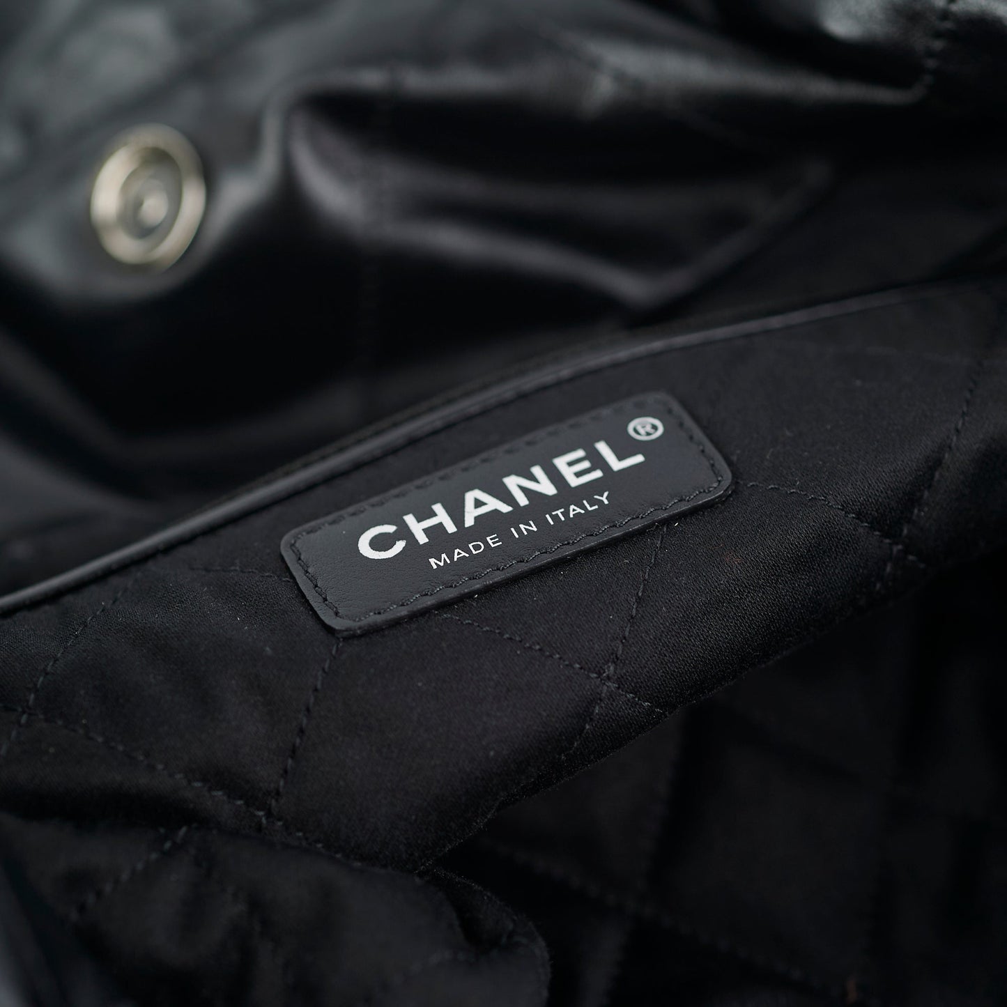 HOLD CV Chanel 22 So Black Medium Calfskin Handbag