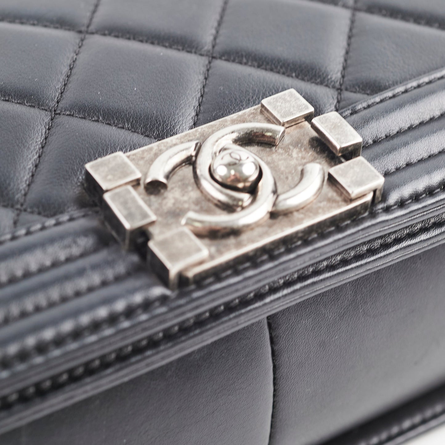 Chanel Old Medium Boy Black - Series 19