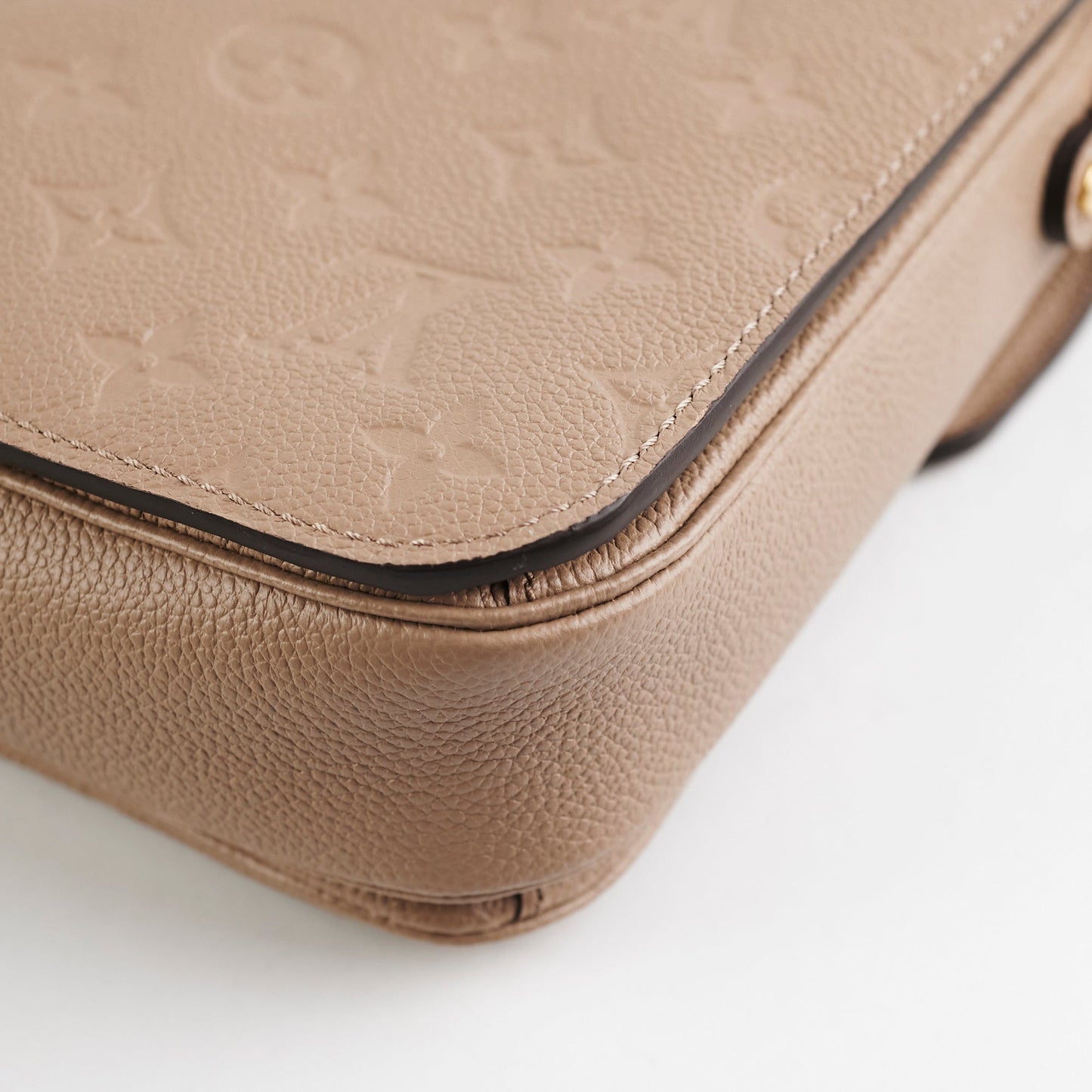 Louis Vuitton Pochette Metis Beige