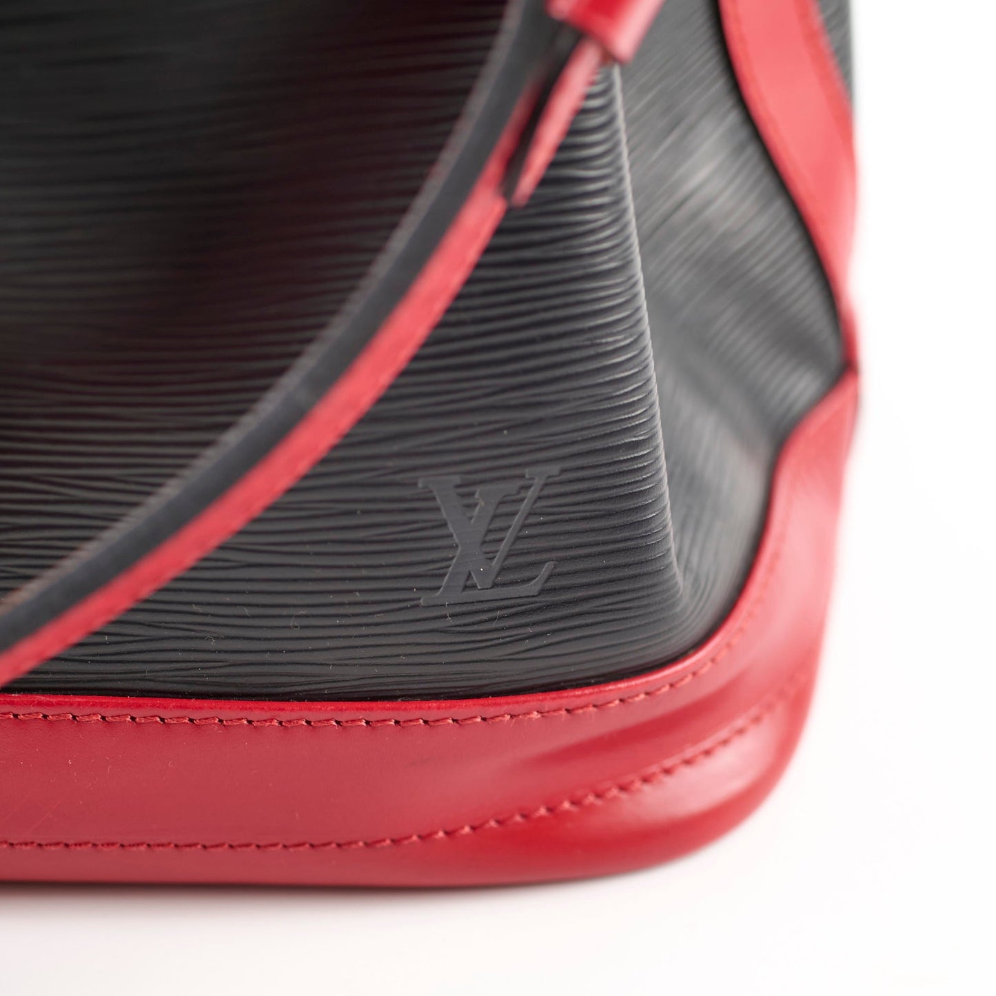 Louis Vuitton   Bucket Bag Black / Red Epi Leather