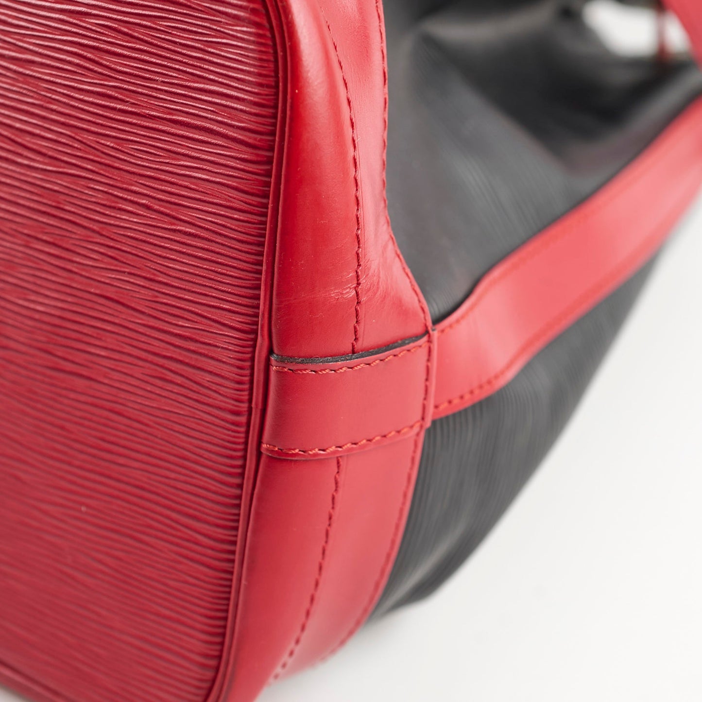 Louis Vuitton   Bucket Bag Black / Red Epi Leather