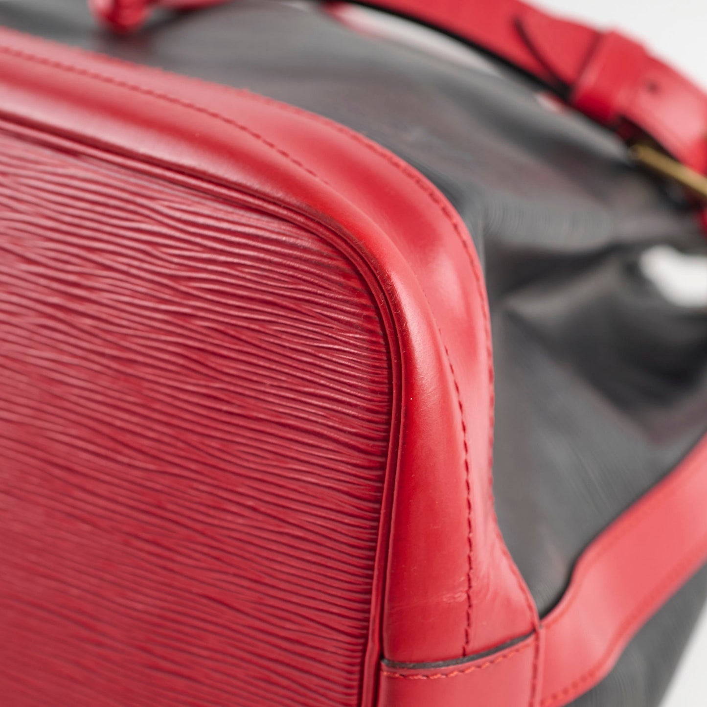 Louis Vuitton   Bucket Bag Black / Red Epi Leather