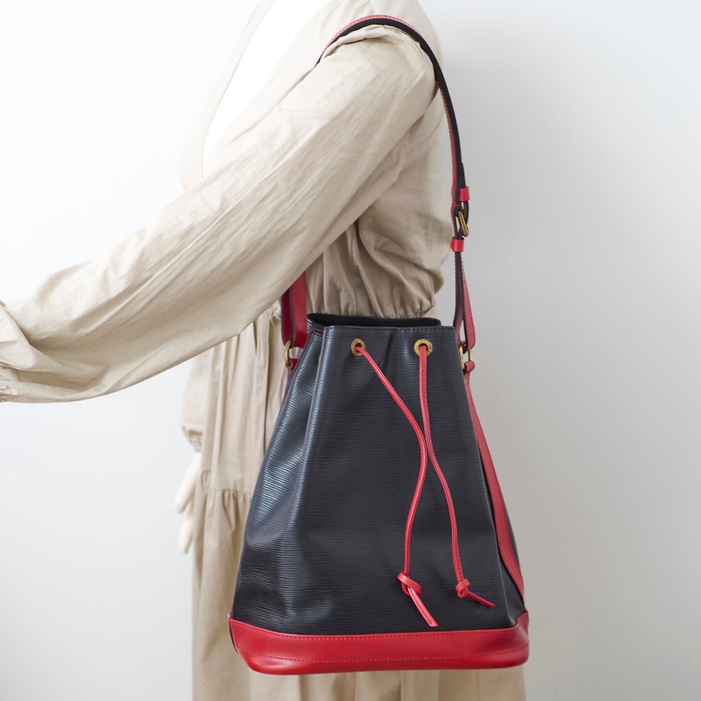 Louis Vuitton   Bucket Bag Black / Red Epi Leather
