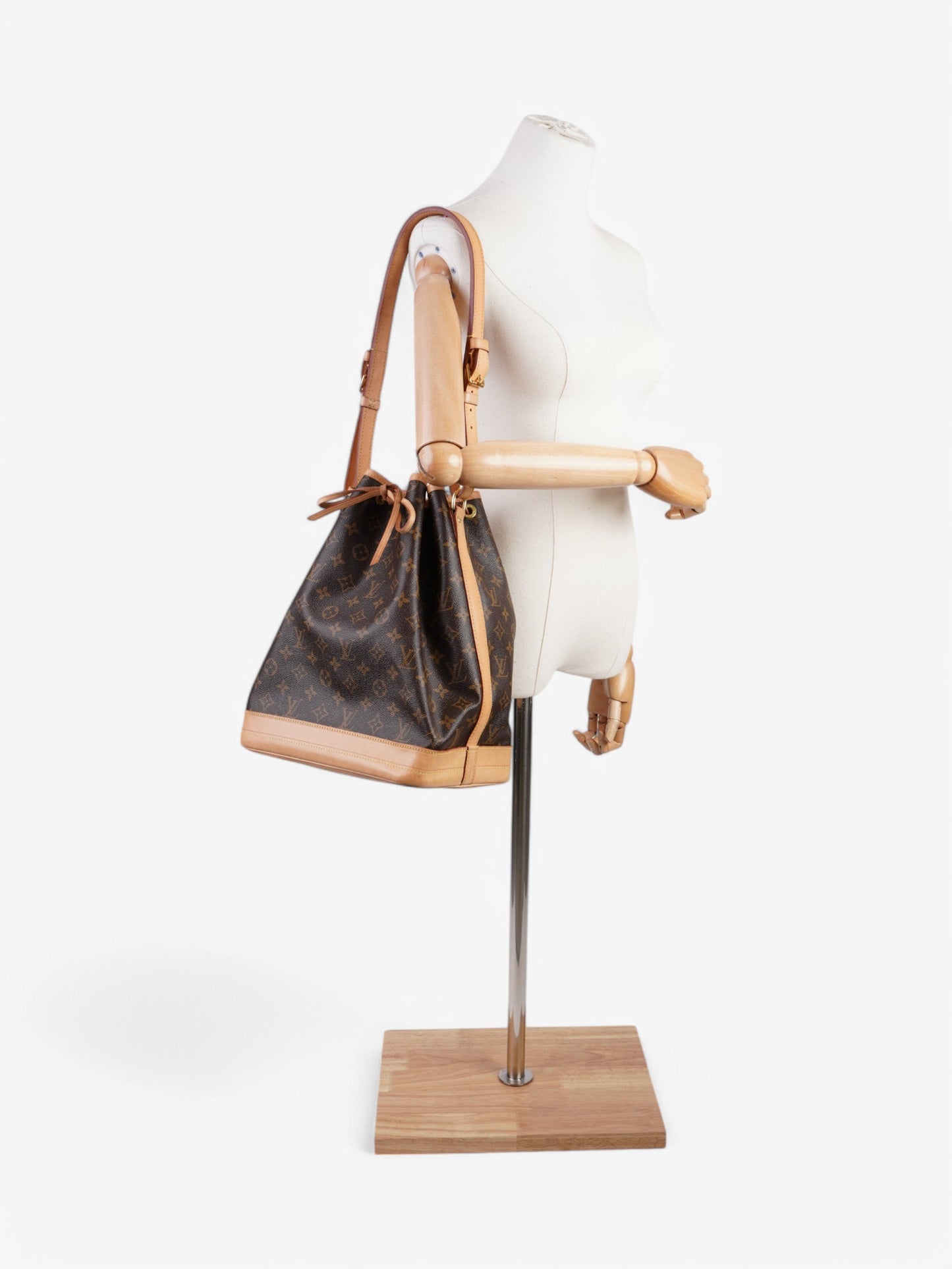 Louis Vuitton Noè  Monogram / Beige  Coated Canvas