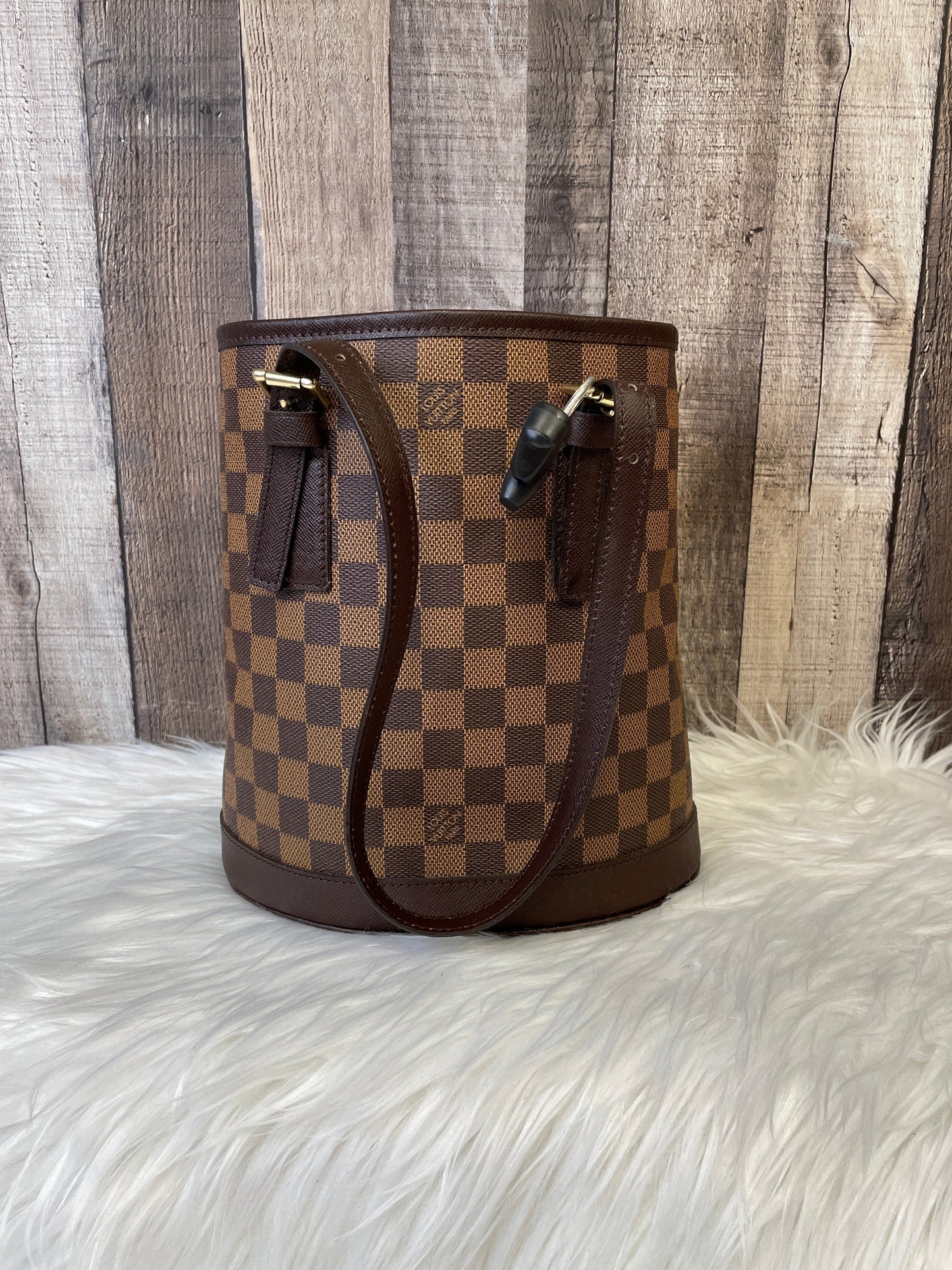 Handbag Designer By Louis Vuitton Size: Large