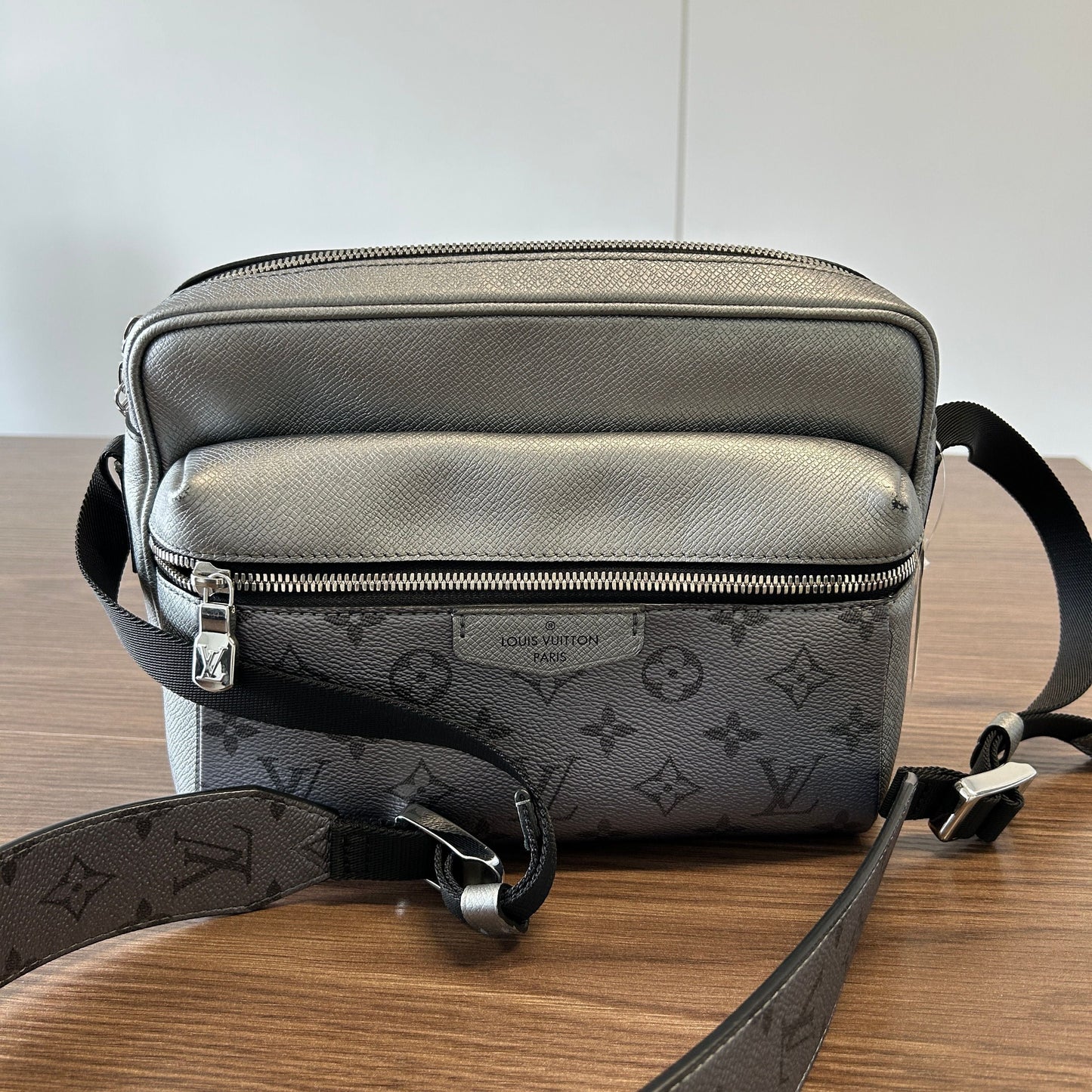 LOUIS VUITTON Taigarama Outdoor Messenger Gunmetal LB121404